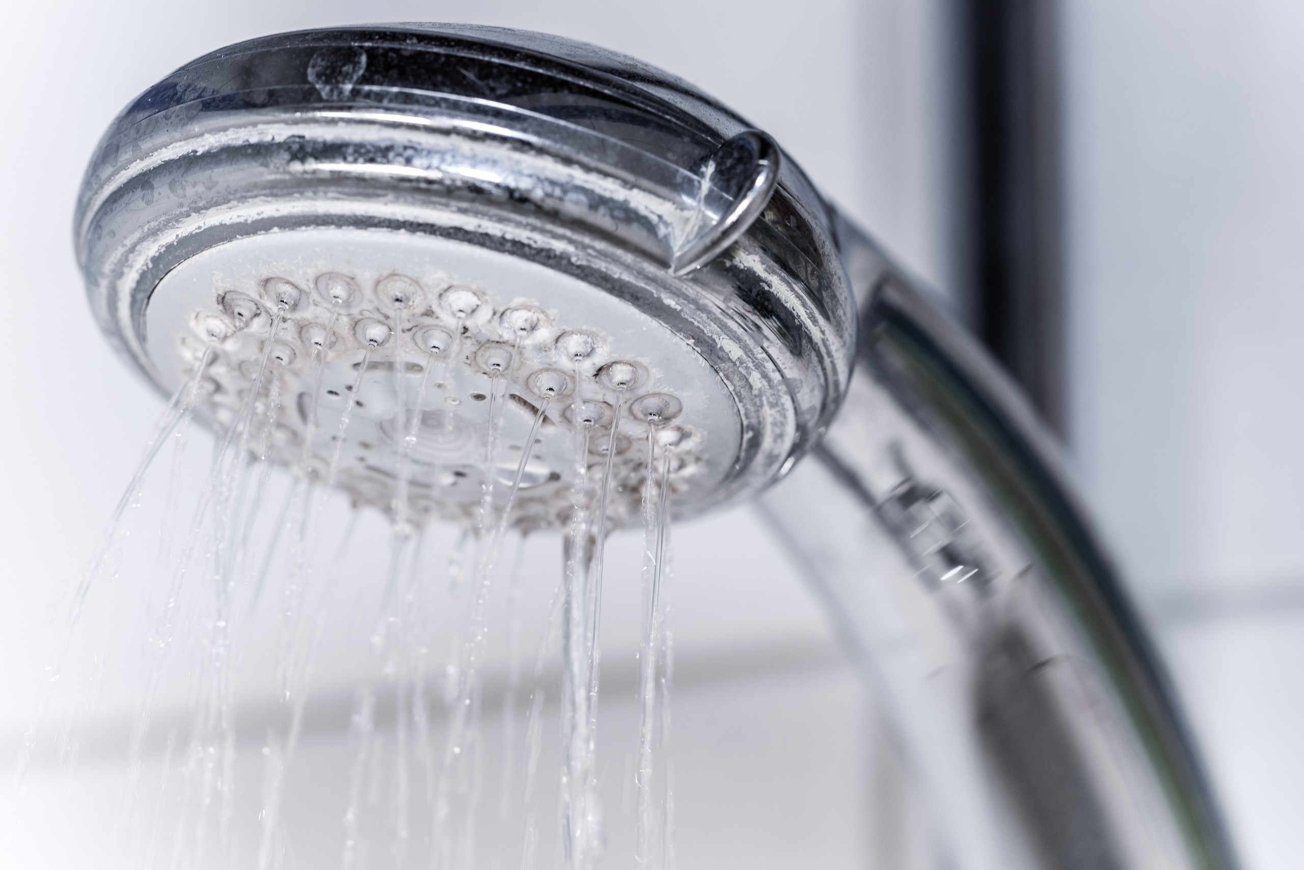 waarom is het ontkalken van de douche nodig