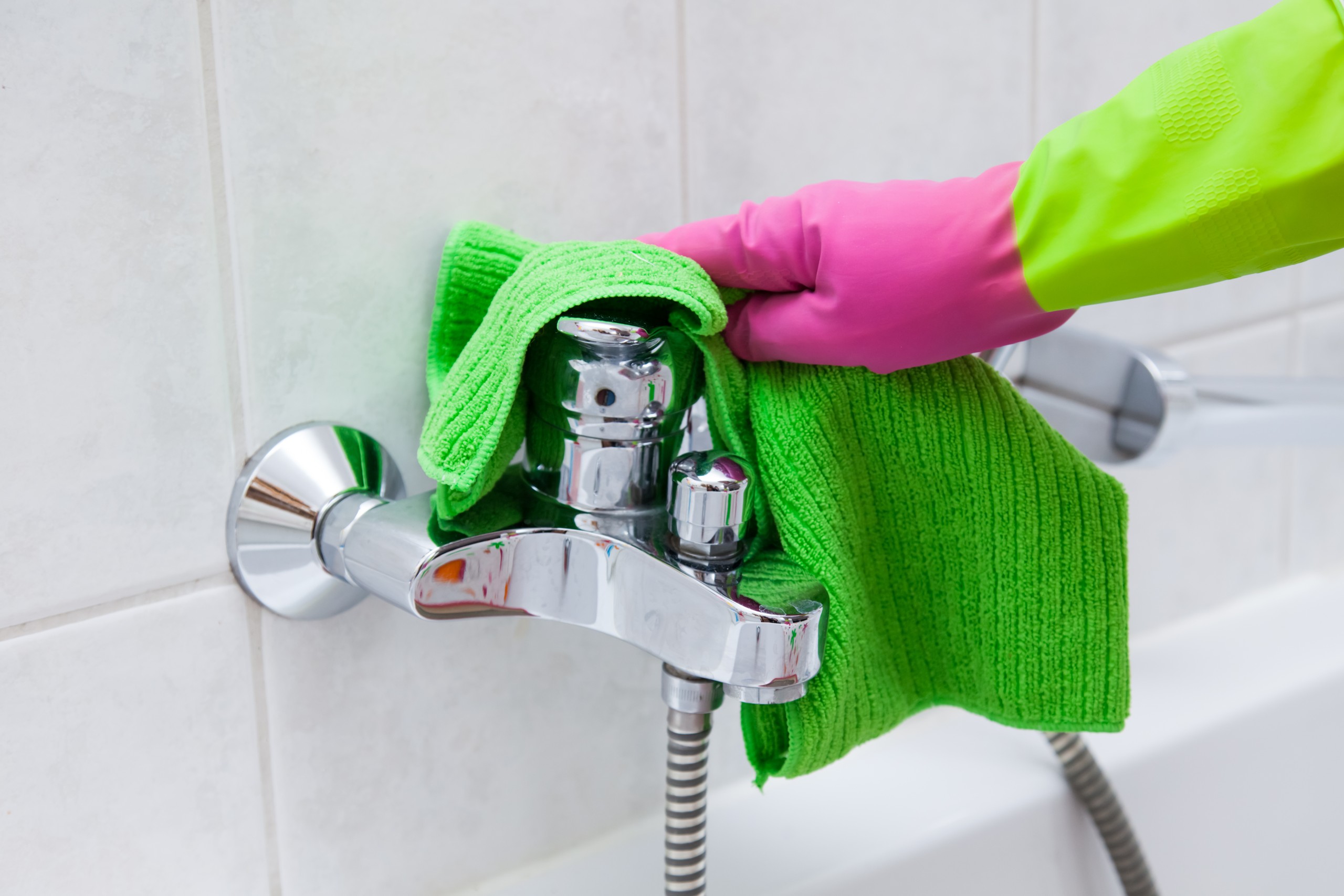 douche ontkalken met een commercieel ontkalkingsreiniger